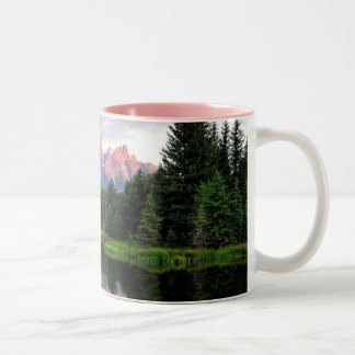 Großartige Teton Reflexionen über dem Biber-Teich Zweifarbige Tasse