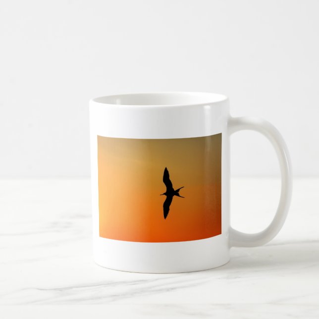 Großartiger Fregattvogel mit orangefarbenem Sonnen Kaffeetasse (Rechts)