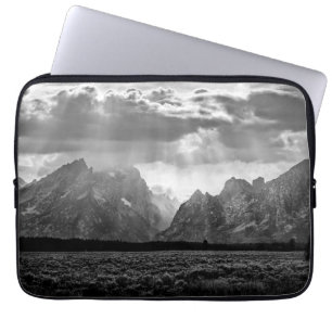 Großartiger Teton Gebirgszug in Schwarzweiss Laptopschutzhülle