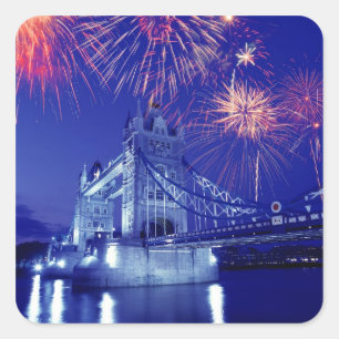 Großbritannien, London. Feuerwerk über dem Tower Quadratischer Aufkleber