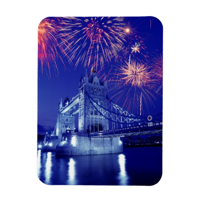 Großbritannien, London. Feuerwerk über dem Turm Magnet (Vertikal)