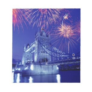 Großbritannien, London. Feuerwerk über dem Turm Notizblock