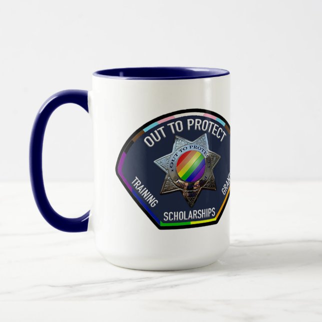 Große 15-stöckige Gebäude zum Schutz der Tasse (Links)