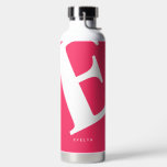 Große Anfangsphase | Moderne Typografie | Rosa Trinkflasche<br><div class="desc">Mit dieser minimalistisch-modernen Namenstypografie,  die auf einer lebhaften rosa Farbe beginnt,  heben Sie Ihre persönlichen Sachen hervor. Sie können den Text leicht personalisieren und sich ganz nach Ihren Wünschen ausrichten.</div>