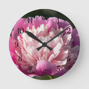 Große Blume aus rosafarbenem Pinien am Frühlingsta Runde Wanduhr