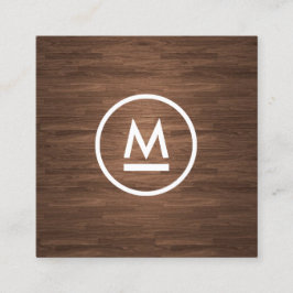 Große erste moderne Monogramm auf dem braunen Holz Quadratische Visitenkarte