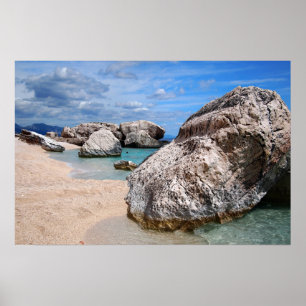 Große Felsen am Strand von Cala Mariolu auf Sardin Poster