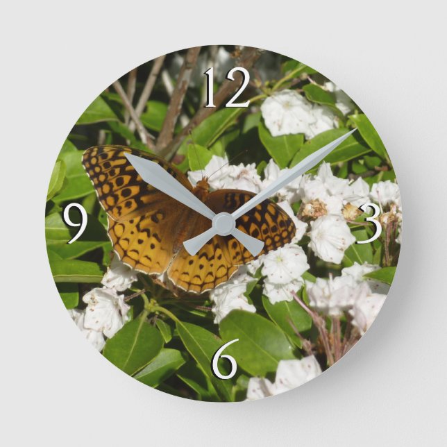 Große geschwungene Fritille auf dem Berg Laurel Runde Wanduhr (Vorderseite)