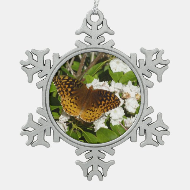 Große geschwungene Fritille auf dem Berg Laurel Schneeflocken Zinn-Ornament (Vorderseite)