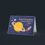 Große Grandson Birthday Planets im Weltraum Karte<br><div class="desc">Wünschen Sie Ihrem Urenkel einen glücklichen Geburtstag,  der aus dieser Welt ist! Der Saturn wird in goldgelber Farbe mit Sternen und anderen Planeten,  die ihn umgeben,  gesehen. Ein Raketenschiff ist gerade abgeflogen,  um sich zum Geburtstag zu gratulieren.</div>