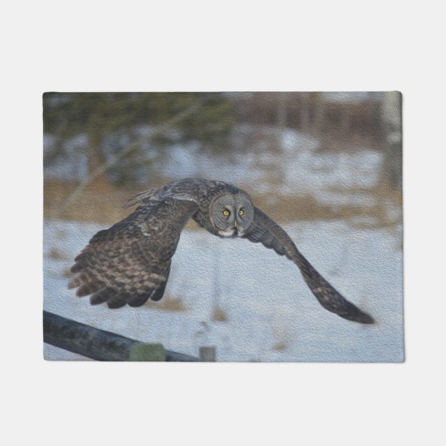 Große graue Eule im Winterschnee fliegen Fußmatte (Vorderseite)