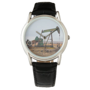 Große grüne Pumpjack auf dem Ölfeld Armbanduhr