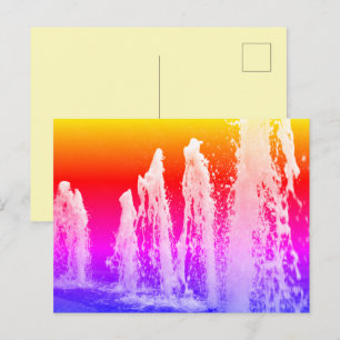 Große, helle Wasserfontänen farbenfroh Postkarte