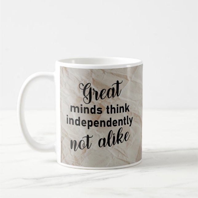 Große Köpfe denken unabhängig, nicht gleich Kaffeetasse (Links)