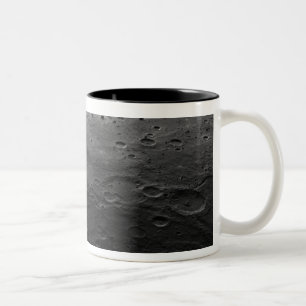 Große Krater auf dem Planeten Mercury Zweifarbige Tasse