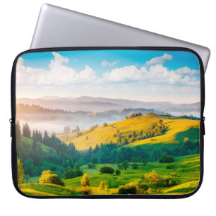Große Landschaft im Morgenlicht. Loca Laptopschutzhülle