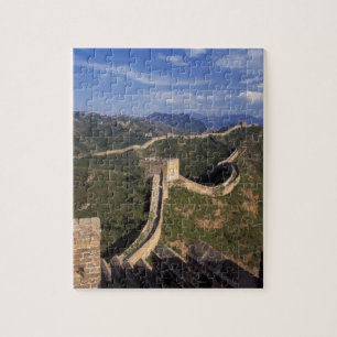 Große Mauer, die sich durch den Berg windet,