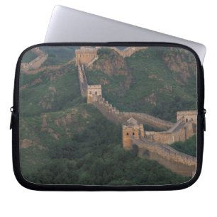Große Mauer, die sich durch die Berge windet. Laptopschutzhülle