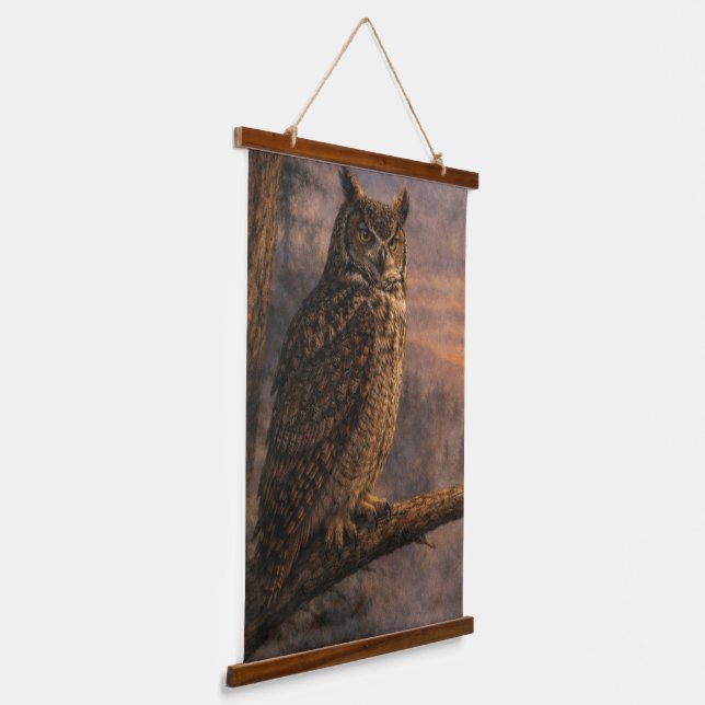 Große Ohreneule Vertikaler Wandteppich Mit Holzrahmen (Gewinkelt)