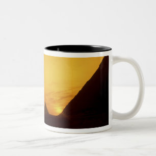 Große Pyramiden von Gizeh, Ägypten bei Sonnenunt Zweifarbige Tasse