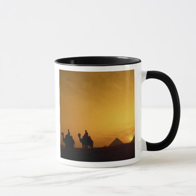 Große Pyramiden von Gizeh, Ägypten bei Sonnenunter Tasse (Rechts)