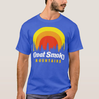 Große, rauchige Berge Retro-Bäume Sonnenuntergang T-Shirt