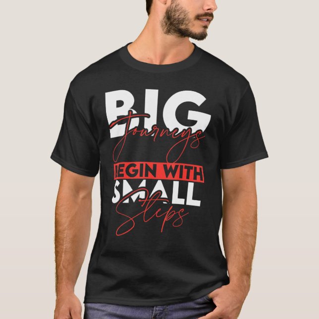 Große Reisen beginnen mit kleinen Schritten Motivi T-Shirt (Vorderseite)