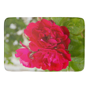 Große rote Rosen im Garten Badematte