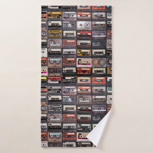 Große Sammlung von Audiokassetten. Retro musical Badehandtuch