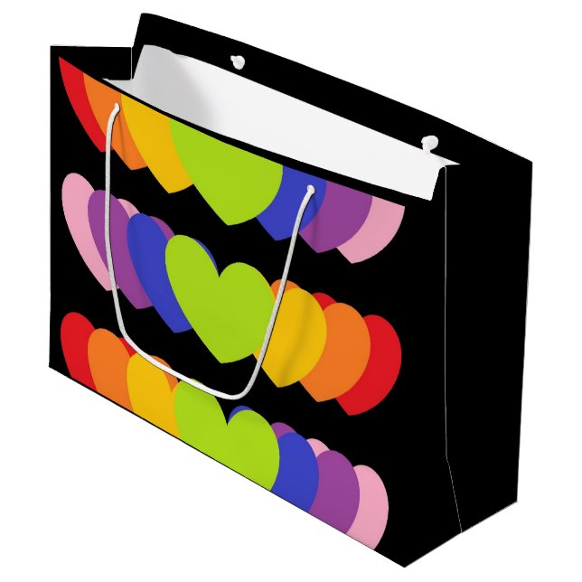 Große schwarze Tasche mit Regenbogenfarben - Herz  Geschenktüte (Vorderseite Schrägansicht)