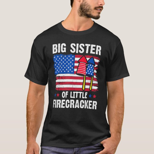 Große Schwester des kleinen Firecracker am 4. Juli T-Shirt (Vorderseite)