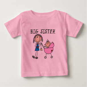 Große Schwester mit kleinen, finsteren T - Shirt u