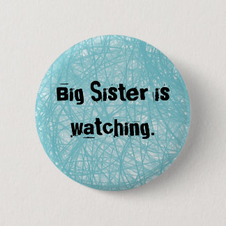 Große Schwester passt auf. Runder blauer Knopf Button