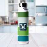 Große Streifen in blau und grün mit Monogram Trinkflasche<br><div class="desc">Große Streifen in blau und grün mit Ihrer Monogram. Bringen Sie etwas Glück in Ihrem Leben mit diesen kühnen Farben. Genießen Sie Ihr Training mit dieser personalisierten Wasserflasche. Mehr dazu finden Sie in unserer Kollektion Big Stripes in grün und blau.</div>