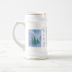 Große Tasse mit Kunstdruck eines miessigen Waldes.