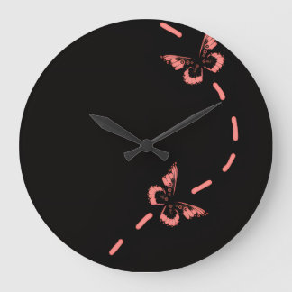Große Uhr mit rosa Schmetterling