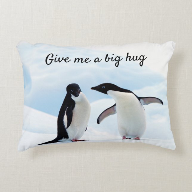 Große Umarmung Pinguin auf Eis-Foto mit Text Dekokissen (Vorderseite)
