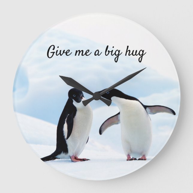 Große Umarmung Pinguin auf Eis Foto mit Text Wanduhr (Vorderseite)