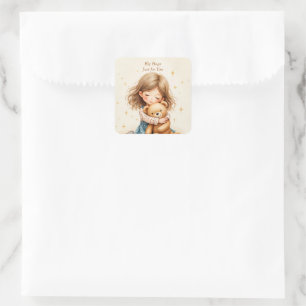 Große Umarmungen - Süßes Mädchen umarmt Teddybär Quadratischer Aufkleber