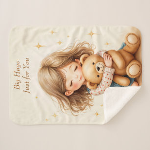 Große Umarmungen Süßes Mädchen umarmt Teddybär  Sherpadecke