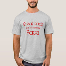 Große Väter erhalten zum Papa-T - Shirt gefördert