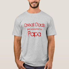 Große Väter erhalten zum Papa-T - Shirt gefördert