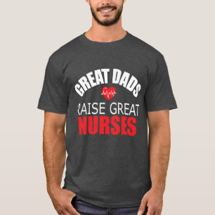 Große Väter heben große Krankenschwestern an T-Shirt