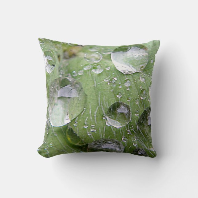 Große Wassertropfen auf grünem Blatt kissen (Vorderseite)