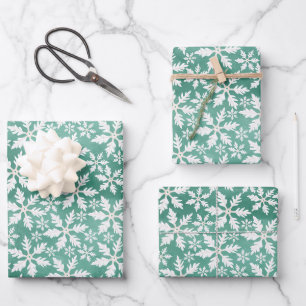 Große weiße Schneeflocken fallen ins Grüne Geschenkpapier Set
