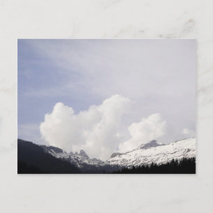 Große weiße Wolken über den Bergen Postkarte