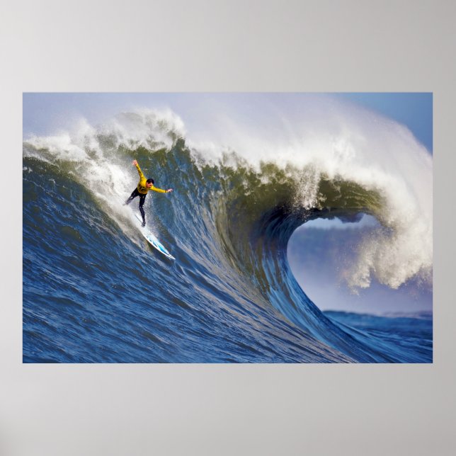 Große Welle beim Surfwettbewerb in Mavericks Poster (Vorne)