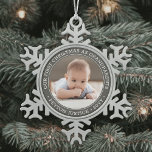 Großeltern 1. Weihnachtskind Foto Grau & Weiß Schneeflocken Zinn-Ornament<br><div class="desc">Feiern Sie das wertvolle Geschenk Ihres neuesten Familienmitglieds mit einem stilvollen "Unser erstes Weihnachtsfest als Großeltern" runden Foto Schneeflocke aus Metall. Ein geschlechtsneutrales Design ist für einen neuen kleinen Jungen oder ein kleines Enkelkind geeignet. Bild und Text auf dieser Vorlage sind einfach zu personalisieren. (IMAGE PLACEMENT TIP: Eine einfache Möglichkeit,...</div>