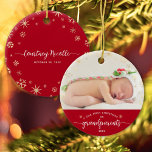 Großeltern Baby First Christmas Snowflakes Foto Keramik Ornament<br><div class="desc">"Unser erstes Weihnachten als Großeltern." Ein spielerisches visuelle von Champagner-Goldschneeflocken über dem Foto Ihrer Wahl und handgeschriebene Schrift Typografie mit individuellem Jahr über Rot, hilft Ihnen, Weihnachten und Neujahr einzuläuten. Auf der Rückseite sorgen zusätzliche Champagner-Goldschneeflocken und personalisierte handgeschriebene Typografie von Babyname und Geburtsdatum für einen roten Hintergrund. Genießen Sie die...</div>