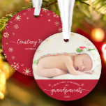 Großeltern Baby First Christmas Snowflakes Foto Ornament<br><div class="desc">"Unser erstes Weihnachten als Großeltern." Ein spielerisches visuelle von Champagner-Goldschneeflocken über dem Foto Ihrer Wahl und handgeschriebene Schrift Typografie mit individuellem Jahr über Rot, hilft Ihnen, Weihnachten und Neujahr einzuläuten. Auf der Rückseite sorgen zusätzliche Champagner-Goldschneeflocken und personalisierte handgeschriebene Typografie von Babyname und Geburtsdatum für einen roten Hintergrund. Genießen Sie die...</div>
